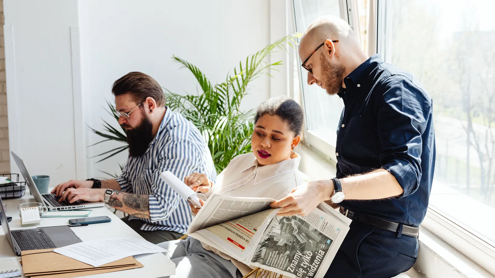 People reading AmONE Loans reviews together